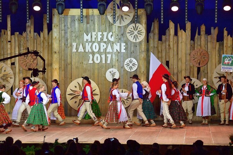 Prezentacja zespołów w namiocie festiwalowym 