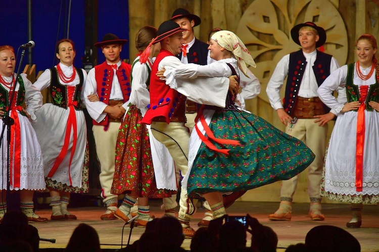 Prezentacja zespołów w namiocie festiwalowym 