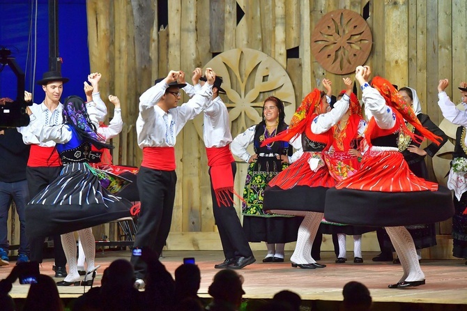 Prezentacja zespołów w namiocie festiwalowym 