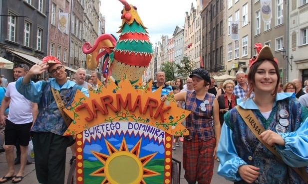 Barwny korowód na zakończenie jarmarku przeszedł od Bramy Złotej do Dworu Artusa