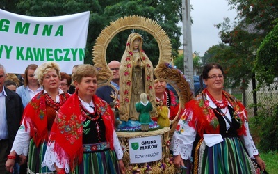 W tym roku nie zabrakło wieńców nawiązujacych do objawień Matki Bożej w Fatimie