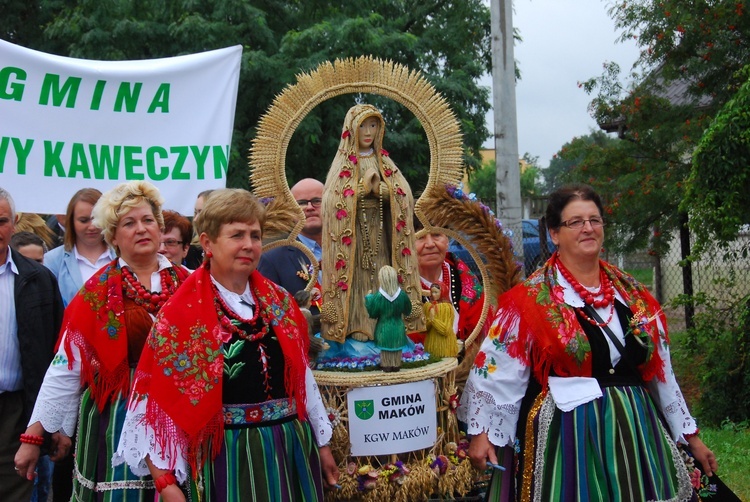 W tym roku nie zabrakło wieńców nawiązujacych do objawień Matki Bożej w Fatimie