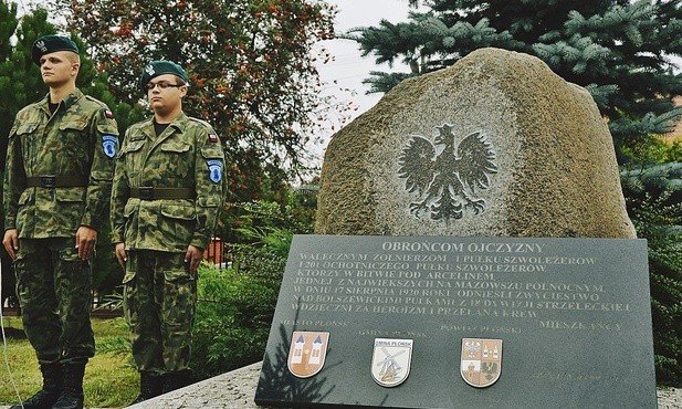 Uczniowie klasy mundorowej z Zespołu Szkół nr 1 im. S. Staszica w Płońsku zaciągnęli wartę honorową przy pamiątkowym obelisku w Arcelinie