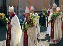 Biskupi na obchodach w Rudach Raciborskich.