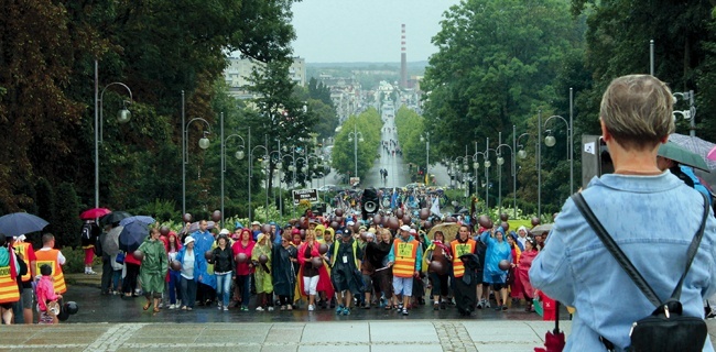 Ostatnie metry, pątnicy już u celu. 