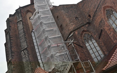 Po zakończeniu prac przygotowawczych konserwatorzy uzupełnią braki cegieł i mocowań płyt nakrywowych.