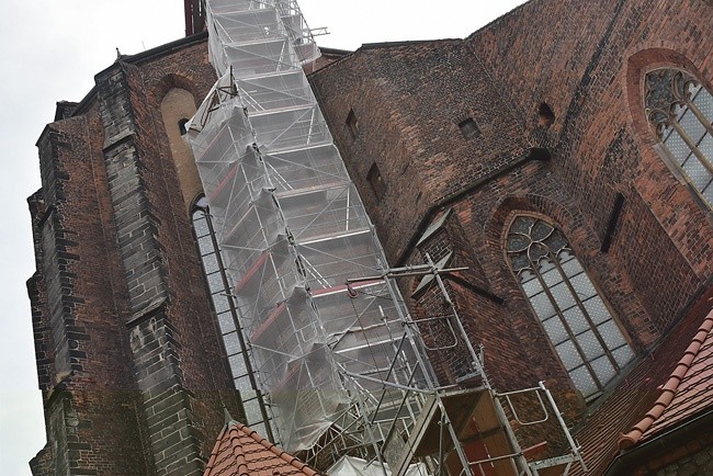 Po zakończeniu prac przygotowawczych konserwatorzy uzupełnią braki cegieł i mocowań płyt nakrywowych.