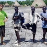 Ojciec Krzysztof Zębik z Dzierżoniowa pracujący w Sudanie Południowym  na bieżąco dokumentuje swoją pracę na stronie internetowej www.krzysiekimisje.pl.