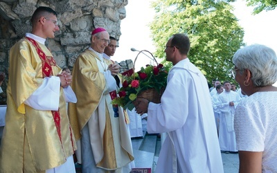 Na Górze św. Anny pielgrzymi składali życzenia jubilatowi,  abp. Alfonsowi Nossolowi.