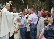 – Ten święty niech będzie patronem trudnych dróg polskiego życia chrześcijańskiego – mówił abp Gądecki w kazaniu, zaś na zakończenie liturgii błogosławił dzieci.