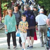 Aleja Różańcowa prowadząca do cudownego źródła wypełniła się rodzinami, które przyjechały do Gietrzwałdu na pielgrzymkę.