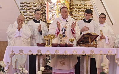 ▲	Bp Jeż, ks. Waśniowski (z lewej) i ks. Stelmach (z prawej) przy konsekrowanym ołtarzu.