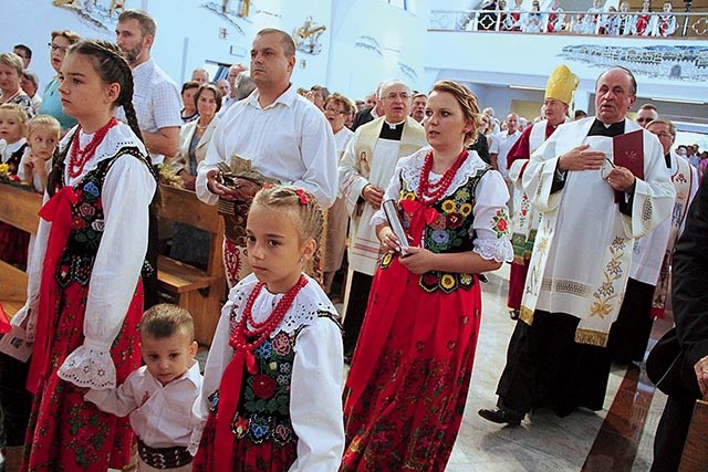 ▲	Kamień węgielny, wniesiony w procesji przez rodzinę Bednarzów, przywiózł dla parafii z Fatimy ks. prof. Józef Kloch, były rzecznik KEP.