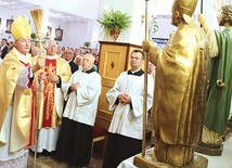 ▲	Biskup poświęcił nowe elementy wystroju kościoła,  a także figury świętych.