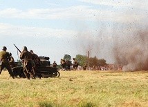 ▼	Inscenizacja historyczna jednej z pierwszych bitew września 1939 r. ściągnęła w sierpniu do Blizny tysiące ludzi.