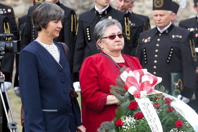 Trzej zabici nie są anonimowi, a ich krewni biorą udział w uroczystościach.  Na zdjęciu składanie kwiatów w 2016 roku.