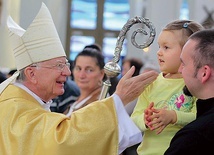 ▲	Wśród uczestników Mszy św. było dużo rodzin z małymi dziećmi.