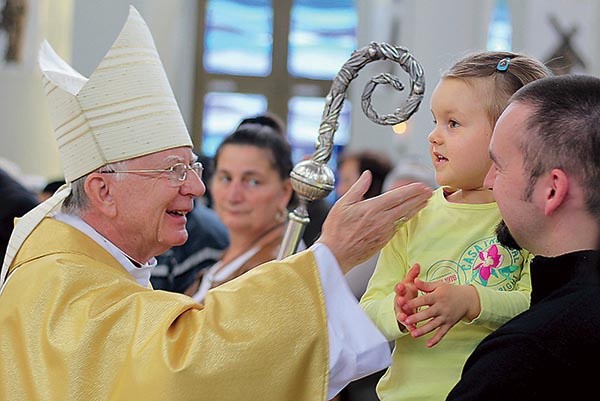 ▲	Wśród uczestników Mszy św. było dużo rodzin z małymi dziećmi.