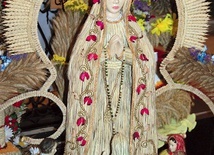 ▲	Tegoroczne wieńce nawiązywały  do niedawno zakończonej peregrynacji ikony Pani Jasnogórskiej i objawień Matki Bożej w Fatimie.