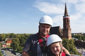 ▲	– Panuje miła atmosfera, spotykamy wesołych ludzi i jest mnóstwo atrakcji dla dzieci – mówi Damian Baziuk, który z córką  Julią podziwiał panoramę kolegiaty  z platformy strażackiego podnośnika.