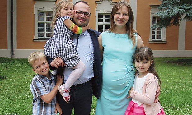 Dorota i Jan Nowakowscy z Lubska mają już trójkę dzieci. To: Marta (8 lat), Krzyś (7 lat) i Hania (4 lata). Z niecierpliwością oczekują na narodziny czwartego.