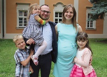 Dorota i Jan Nowakowscy z Lubska mają już trójkę dzieci. To: Marta (8 lat), Krzyś (7 lat) i Hania (4 lata). Z niecierpliwością oczekują na narodziny czwartego.