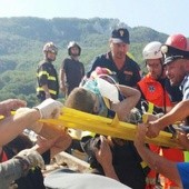Dziecko uratowane spod gruzów na wyspie Ischia