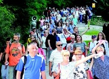 ▲	Wielu wiernych rozumie wagę problemu alkoholowego. Świadczy o tym m.in. fakt, że od lat wzrasta liczba pątników  do Matemblewa.