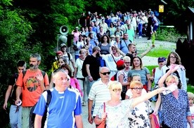 ▲	Wielu wiernych rozumie wagę problemu alkoholowego. Świadczy o tym m.in. fakt, że od lat wzrasta liczba pątników  do Matemblewa.