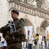 Żołnierz ochrania procesję przed katedrą Notre Dame w uroczystość Wniebowzięcia NMP.
15.08.2017 Paryż, Francja
