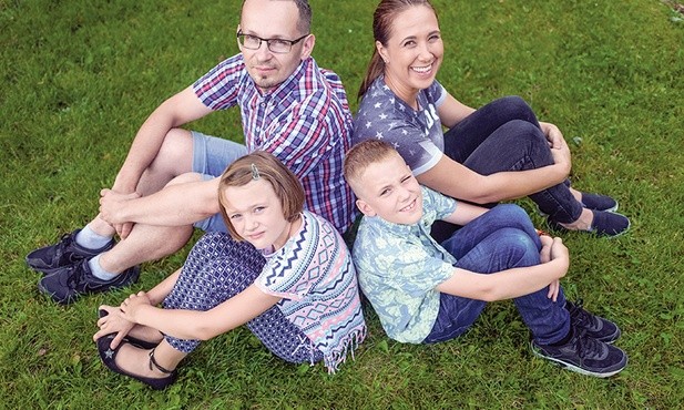 Alicja i Arkadiusz Nataliczowie  z adoptowanymi dziećmi  – Weroniką i Sylwestrem.