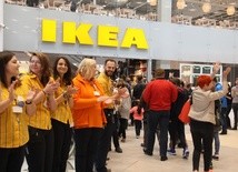 Pracownicy IKEA powitali pierwszych klientów oklaskami