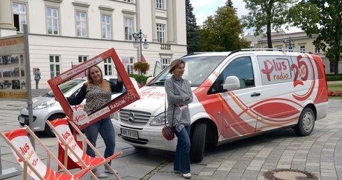 Wóz transmisyjny stanął na pl. Corazziego przed Urzędem Miejskim