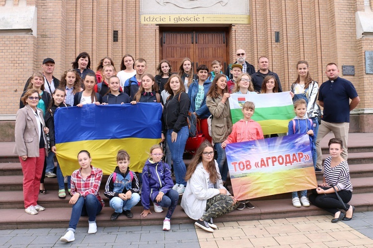 Goście i gospodarze przed radomską katedrą