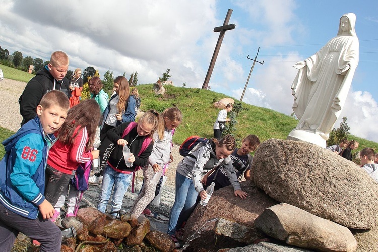 Kolonia Caritas na wycieczce w Skrzatuszu