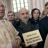 Przedstawiciele dekanatu Radom-Wschód odbierają różaniec i świecę na Jerycho Różańcowe