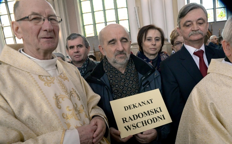 Przedstawiciele dekanatu Radom-Wschód odbierają różaniec i świecę na Jerycho Różańcowe