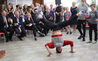 Pokaz grupy breakdance z Ukrainy głośno oklaskiwano