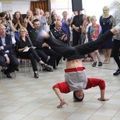 Pokaz grupy breakdance z Ukrainy głośno oklaskiwano