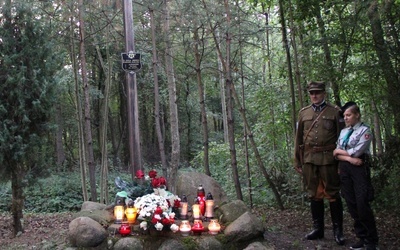 W Kolonii Wawrzyszew, w lesie, krzyż symbolicznie upamiętnia miejsce śmierci ostatnich na ziemi radomskiej żołnierzy wyklętych