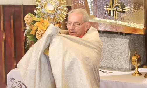 Na zakończenie uroczystej procesji ks. prał. Władysław Nowobilski udzielił Eucharystycznego błogosławieństwa