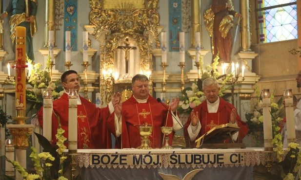 Odpustowej Sumie przewodniczył ks. kan. Janusz Kuciel, dziekan międzybrodzki