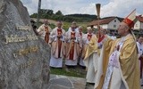 Bp Bobowski błogosławi obelisk postawiony z okazji 700 lat Czarnego Potoku