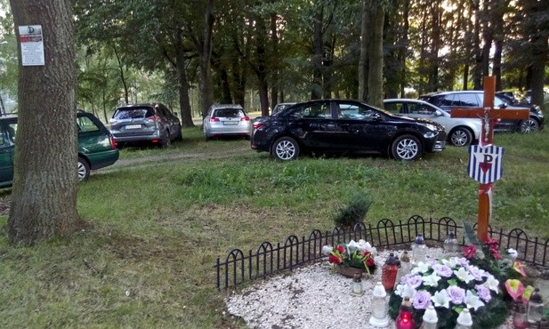 Parkowali na grobach pomordowanych więźniów