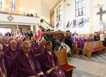 W pogrzebie ks. Mariana Dwornickiego wzięły udział setki osób 