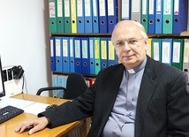 Ks. Stanisław Łabendowicz życzy i nauczycielom, i uczniom przede wszystkim światła Ducha Świętego.