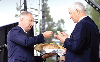 Jako pierwsi chlebem z tegorocznych zbiorów połamali się gospodarze dożynek – Marian Niemirski (z lewej), starosta powiatu przysuskiego, i Władysław Czarnecki, wójt gminy Gielniów.