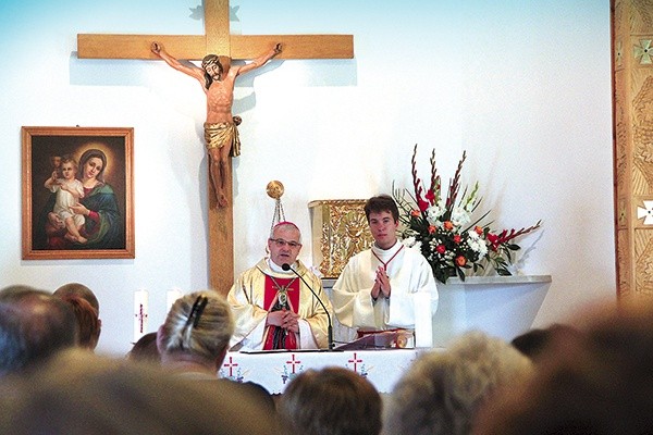 ▼	W tegorocznych rekolekcjach u sióstr adoratorek wziął udział m.in. biskup pomocniczy diecezji legnickiej Marek Mendyk.