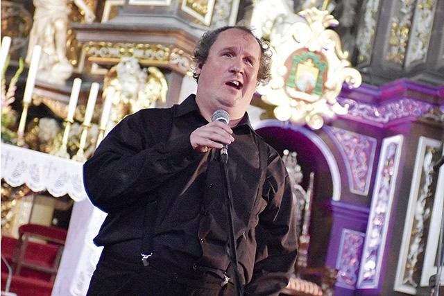 Wojciech Ławnikowicz wykonuje „Ave Maria”.