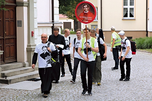 Alumni trzeciego roku tuż przed przekroczeniem seminaryjnej bramy.